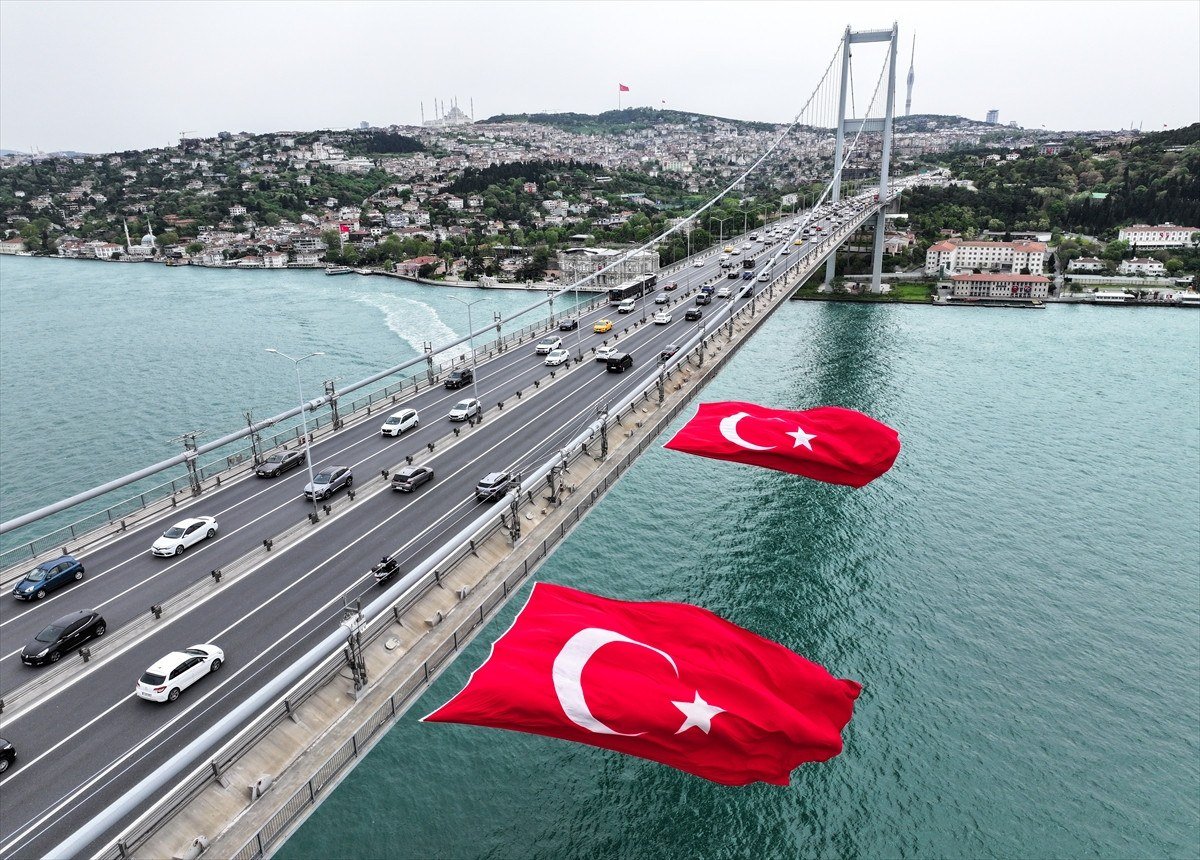 1713867506 30 23 Nisanda Turk bayraklari 15 Temmuz Sehitler Koprusunde dalgalandi