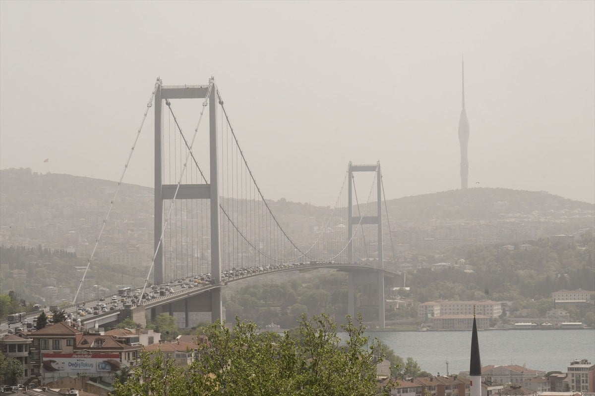 1714297005 861 Istanbulda col tozu nedeniyle goz gozu gormuyor