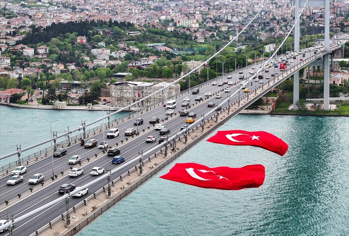 23 Nisanda Turk bayraklari 15 Temmuz Sehitler Koprusunde dalgalandi
