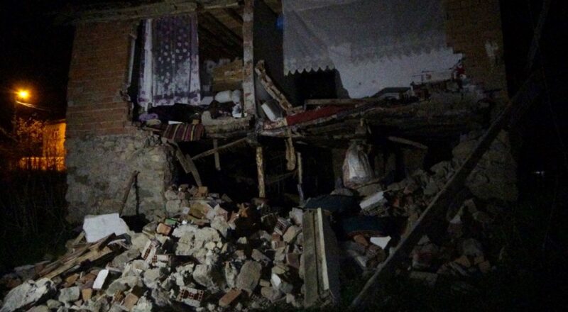 Depremden etkilenen Yozgatta 200un uzerinde ev ve ahirda hasar olustu
