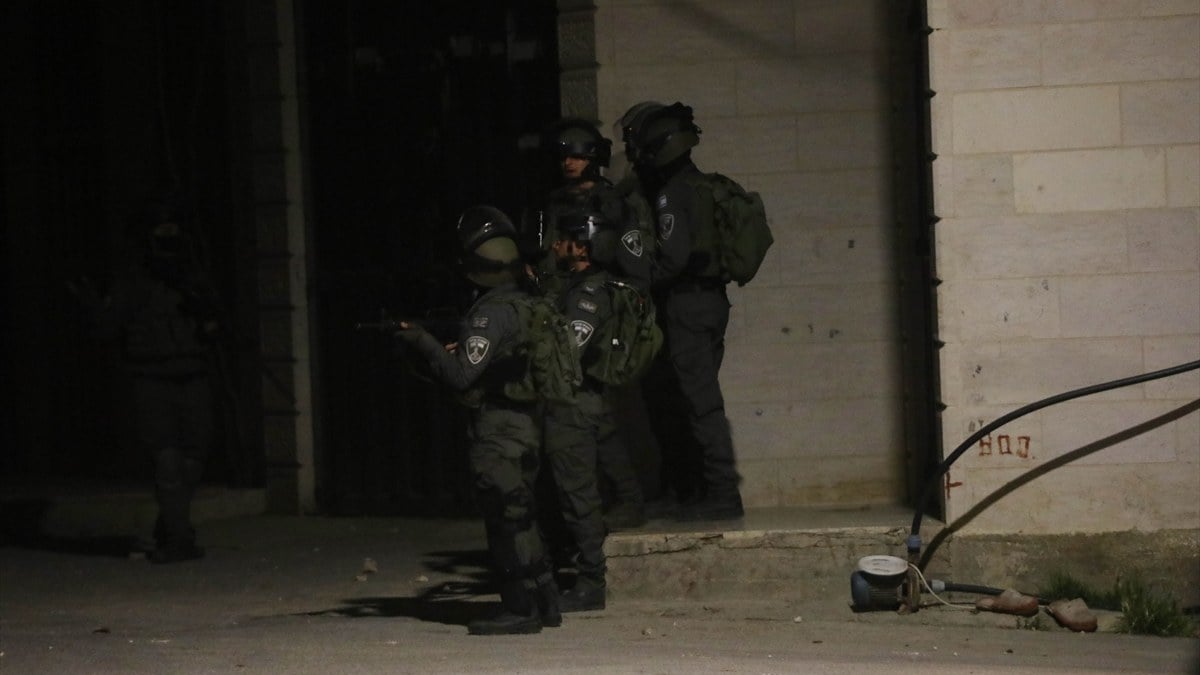 Israil askerleri Bati Seriada 40 Filistinliyi gozaltina aldi