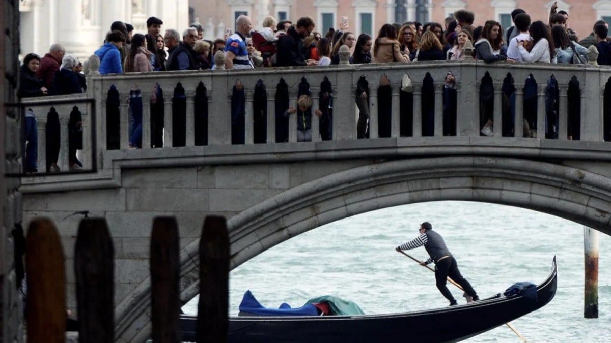 Venedikliler sehre giris ucreti odenmesini protesto edecek